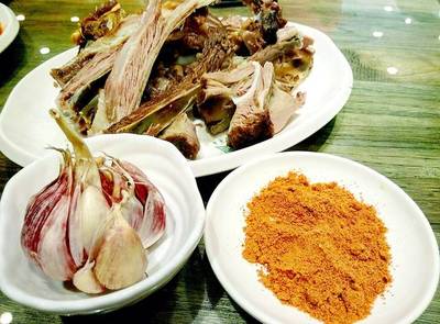 在大西北吃各种羊肉,在昆明就吃老滇山寨