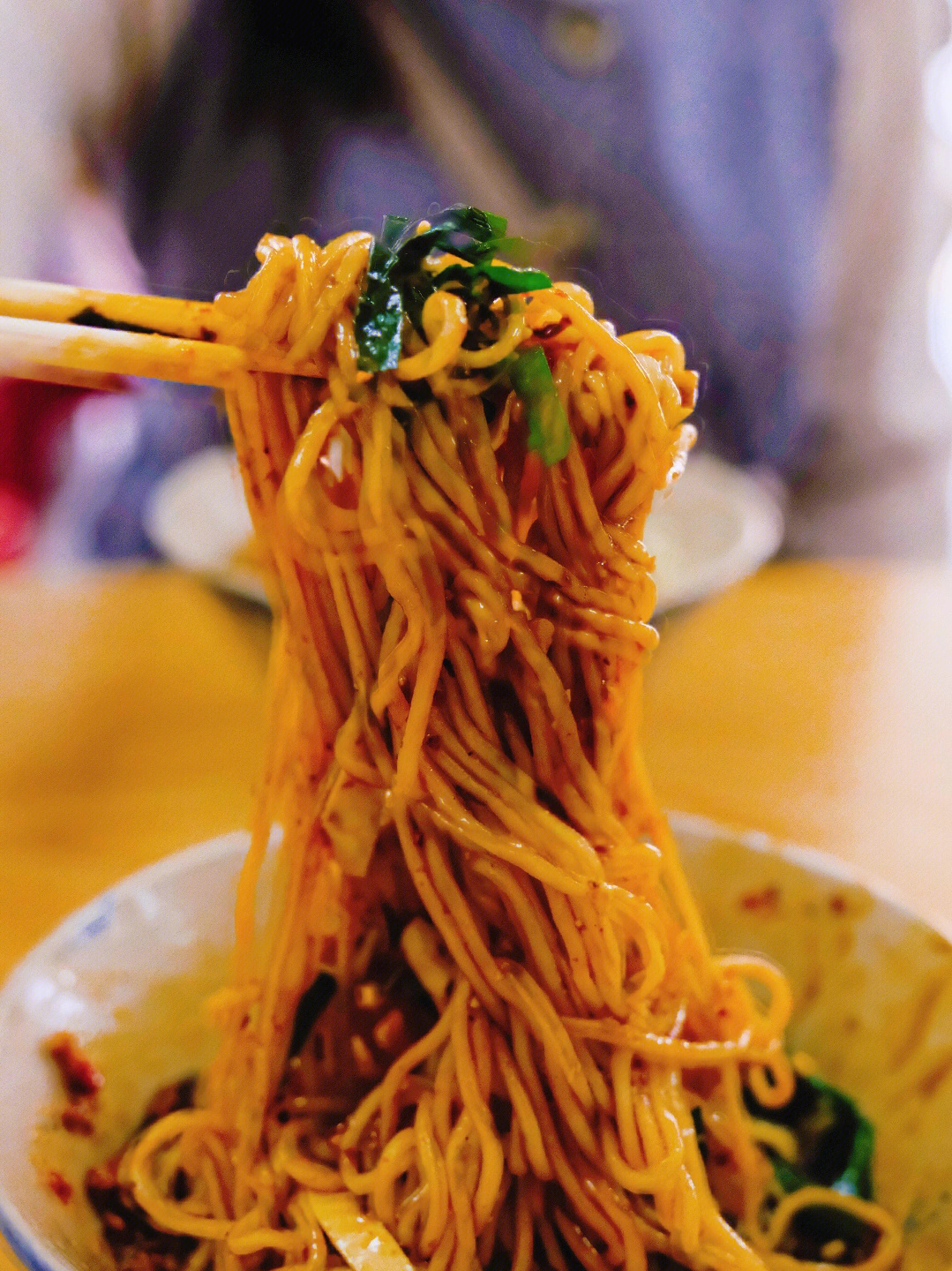 昆明美食一碗料很足的老昆明卤面