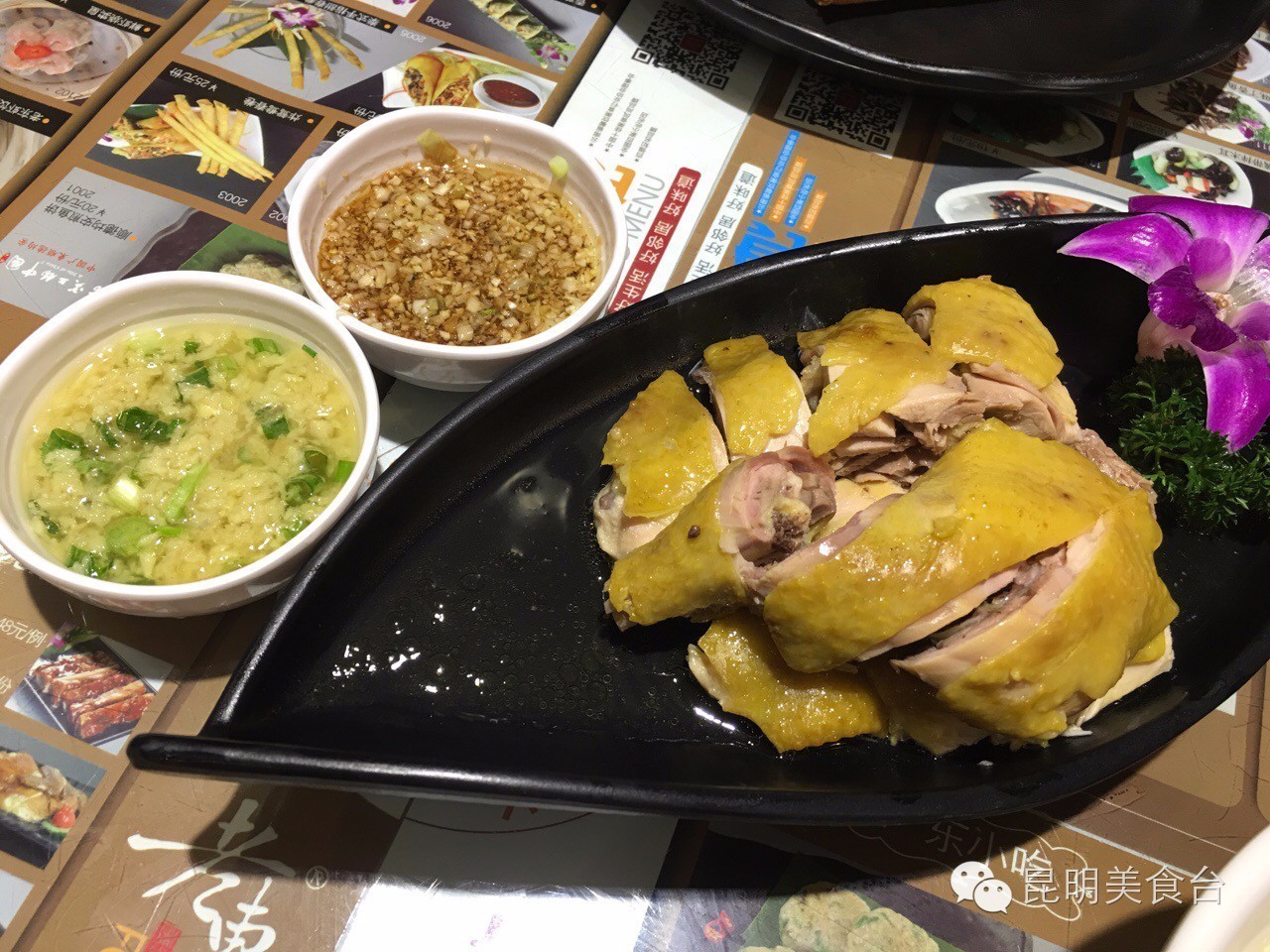 昆明用饺皮包虾的餐馆,菜单丑到爆,俘虏万千少女